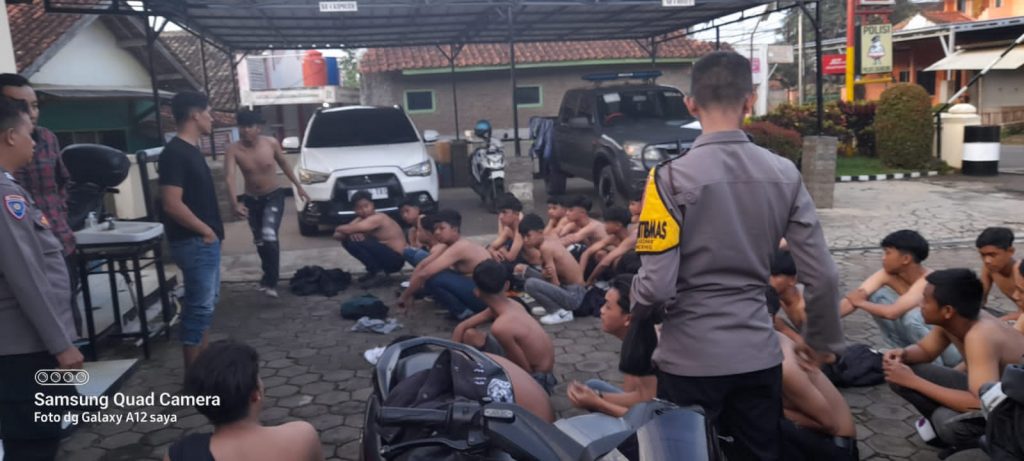 Kedapatan Minum Miras, Puluhan Pemuda Diamankan Polsek Cikancung