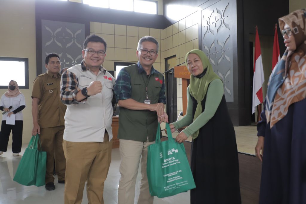 Distan Kab Bandung Salurkan 600 Paket Sembako ke KWT