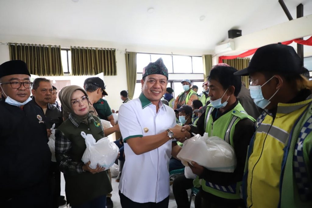 Bupati Bandung Sebar Paket Sembako untuk Ojek Pangkalan
