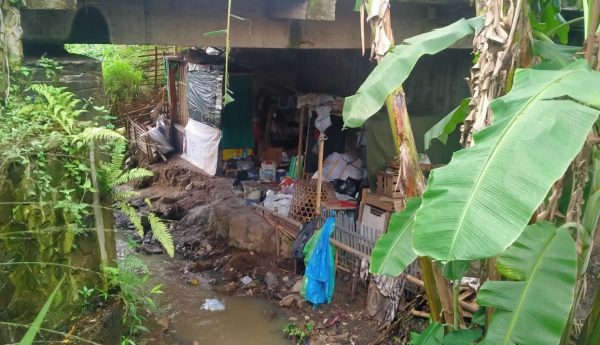 Ngeri, Jaman Now di Kab Bandung Masih Ada Warga yang Tinggal di Kolong Jembatan