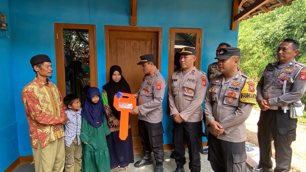 Rumahnya Rampung Dibedah, Hatur Nuhun Pak Kapolsek Ciparay