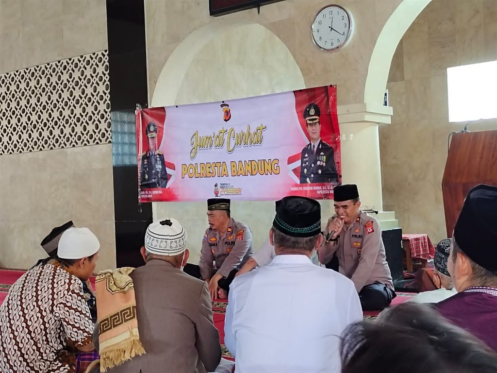 Polsek Majalaya Laksanakan Jumat Curhat dan Berbagi