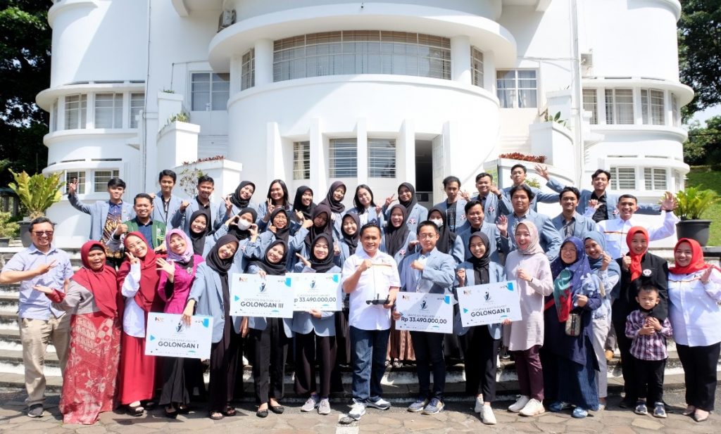 IKA UPI Salurkan Beasiswa Bagi 30 Mahasiswa UPI