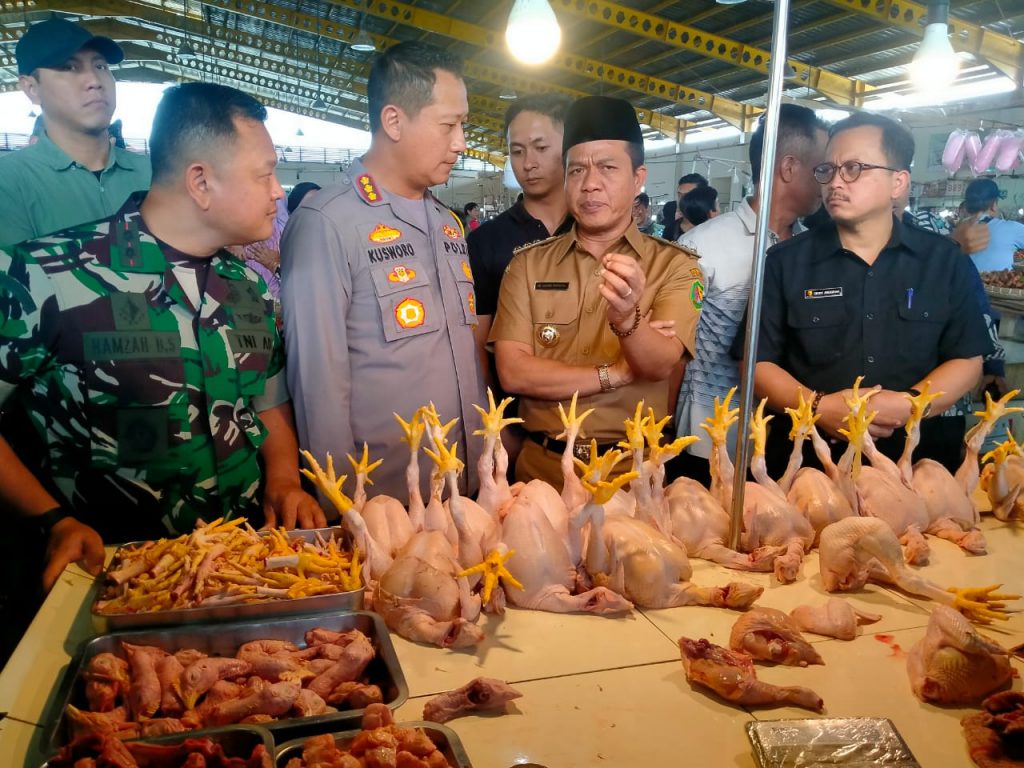 Forkopimda Bandung Pantau Harga Pangan di Pasar Sehat Soreang