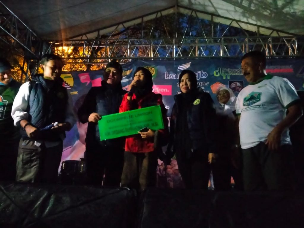 Sri Rosita Raih Hadiah Umrah Dari Bupati Bandung