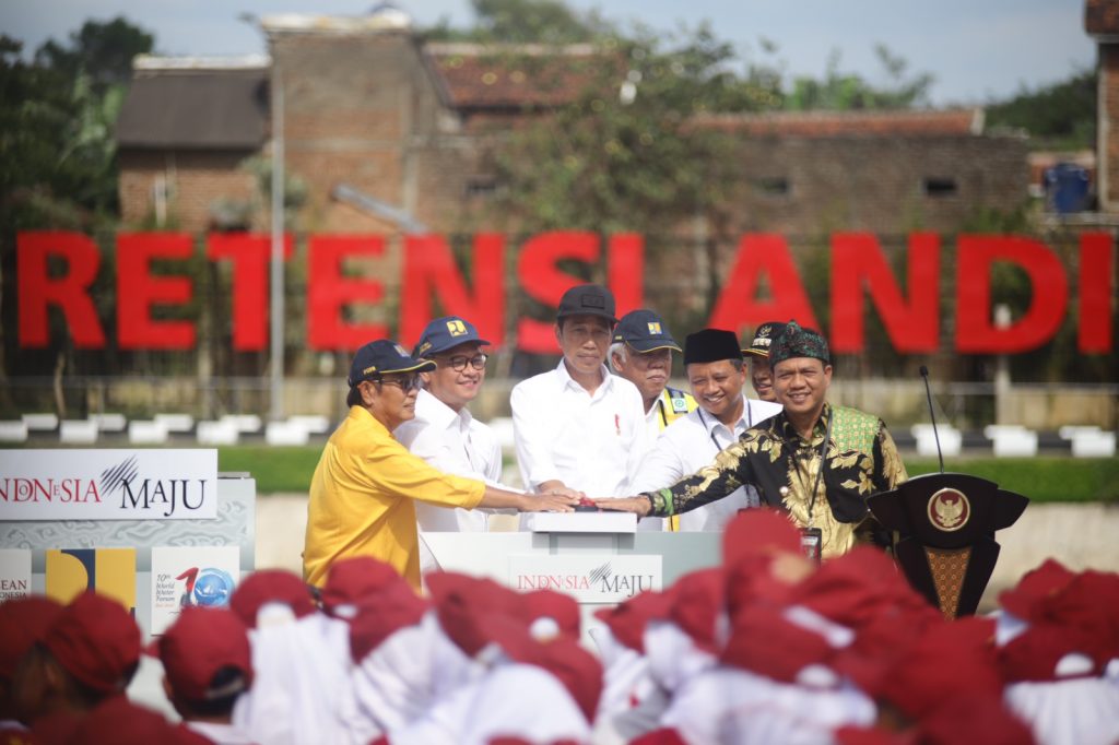 Presiden Jokowi Resmikan Kolam Retensi Banjir Andir
