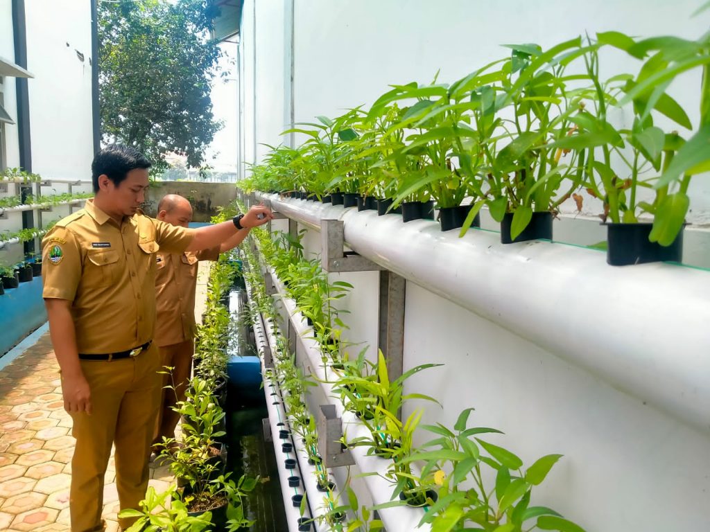 Aparatur Desa Lengkong Ajak Masyarakat Manfaatkan Pekarangan