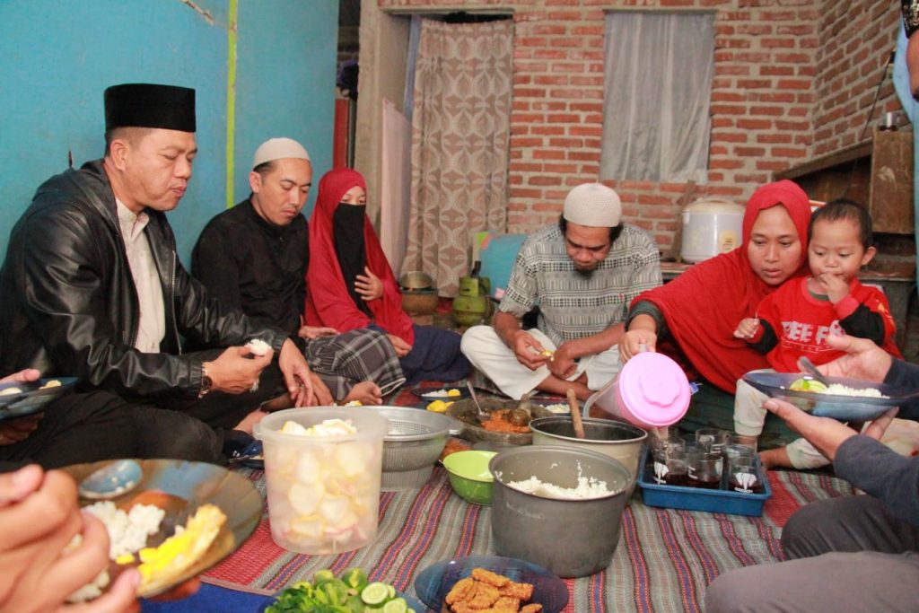 Bupati Bandung Sahur Perdana di Rumah Warga