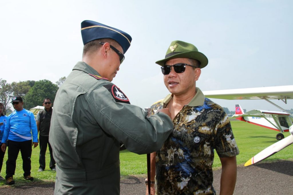 Terbang Uji Adrenalin, Bupati Bandung Dapat Brevet Wing