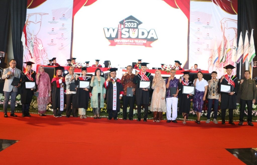 1.303 Wisudawan Tel-U Siap Berkarir sebagai Profesional dan Entrepreneur