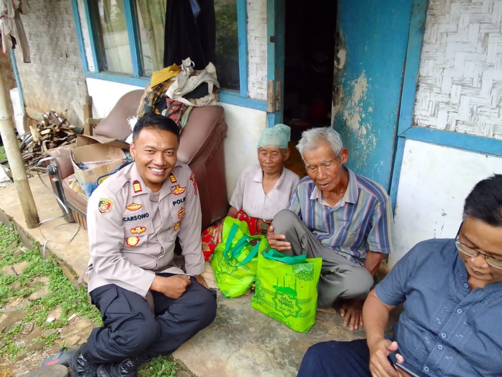 Kapolsek Cikancung Berbagi Sembako