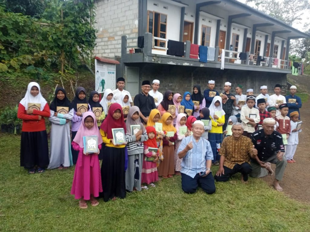Ramadan Berbagi Alquran dan Iqra di Sekolah Alam Terpadu Yayasan Abah Djachri