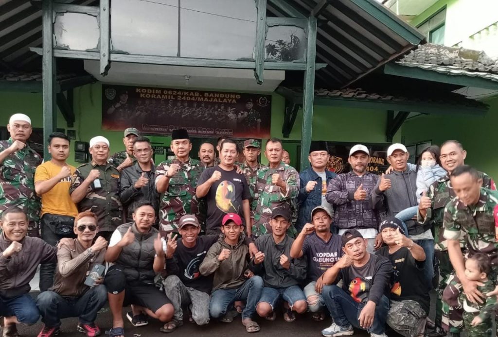 TNI Bersama Penggemar Burung Berkicau Majalaya Berbagi Takjil