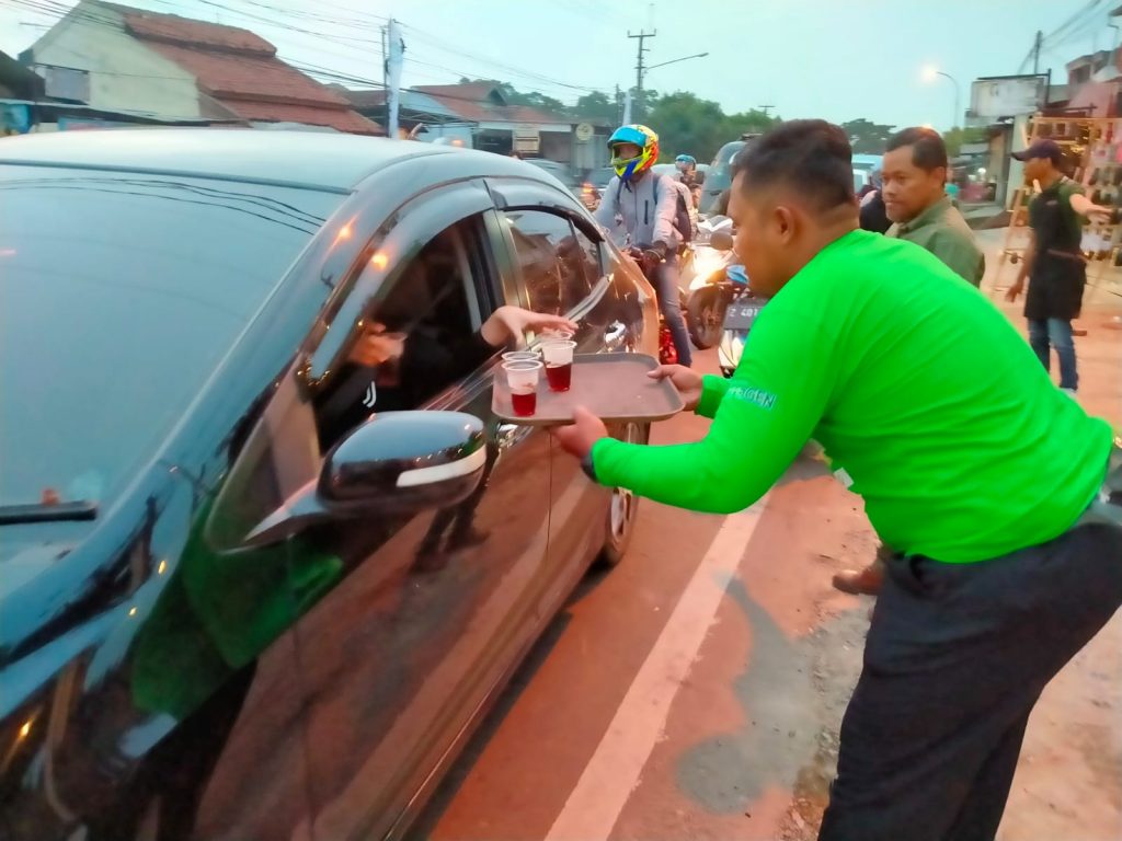 Distan : 5000 Cup Lebih Kopi dan Teh Gratis yang Diberikan Kepada Para Pemudik Lebaran