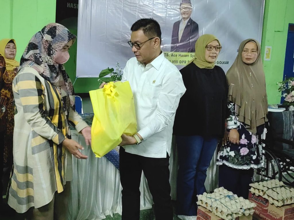 Salurkan Bantuan ATENSI, Ace Hasan Dukung Pemberdayaan Ekonomi Masyarakat