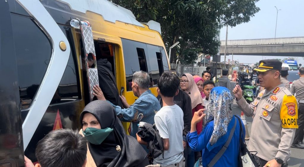 Respon Cepat, Kapolresta Bandung Bantu Penumpang Minibus Pecah Ban