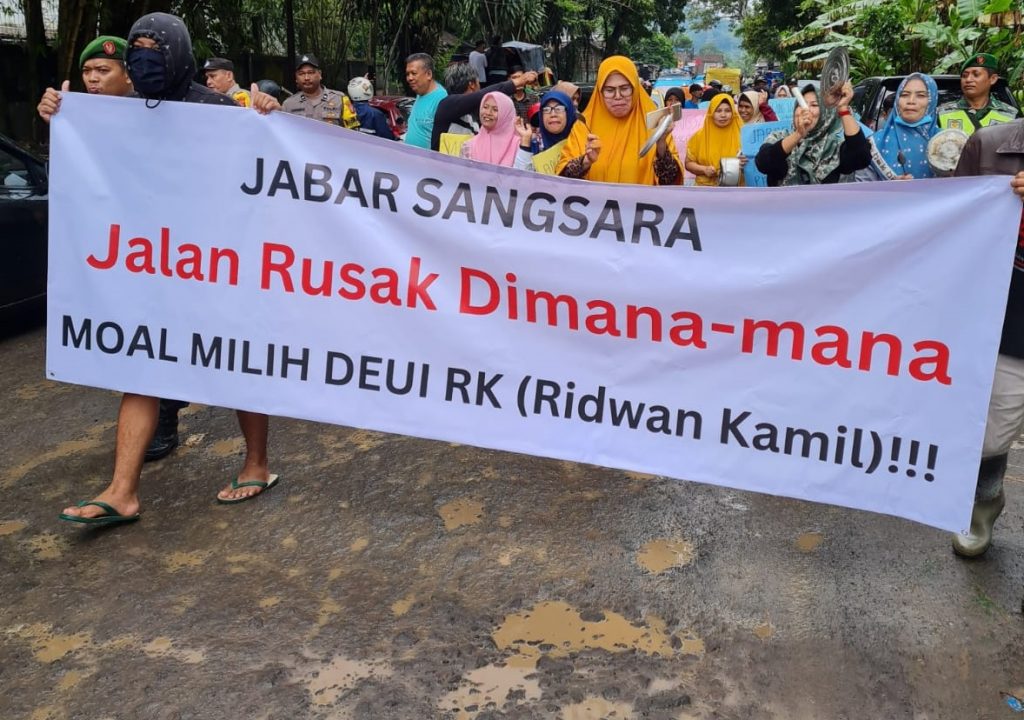 Gara-gara Jalan Rusak, Warga Cikembar Demo Ridwan Kamil