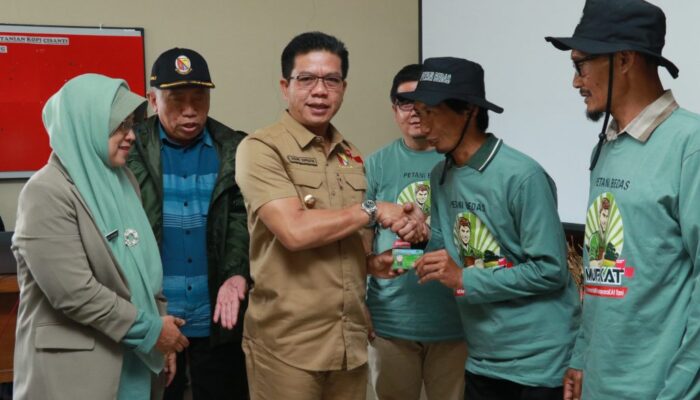 Bupati Bandung Beri BPJS TK Gratis Bagi 88 Ribu Petani