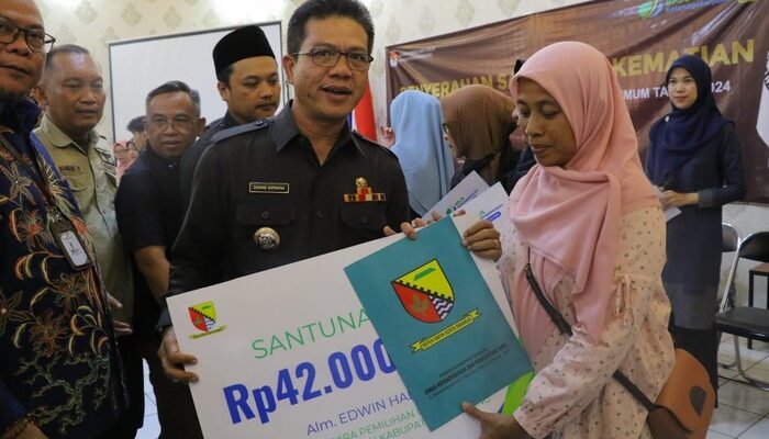 Bupati Bandung Serahkan Santunan Bagi 19 Petugas Penyelenggara Pemilu yang Meninggal Dunia Saat Bertugas