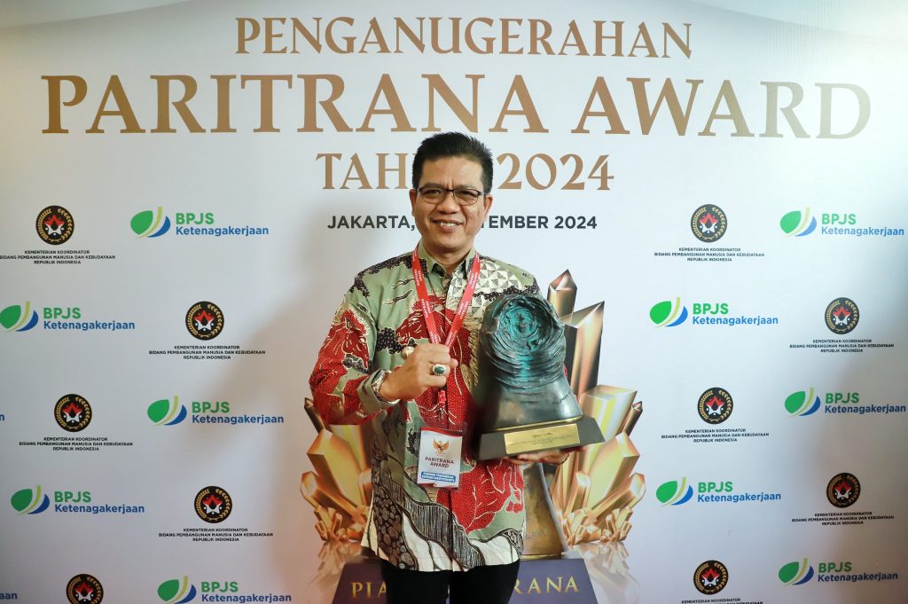 Makin Bedas! Bupati Bandung Dadang Supriatna Raih 2 Kategori Paritrana Award 2024
