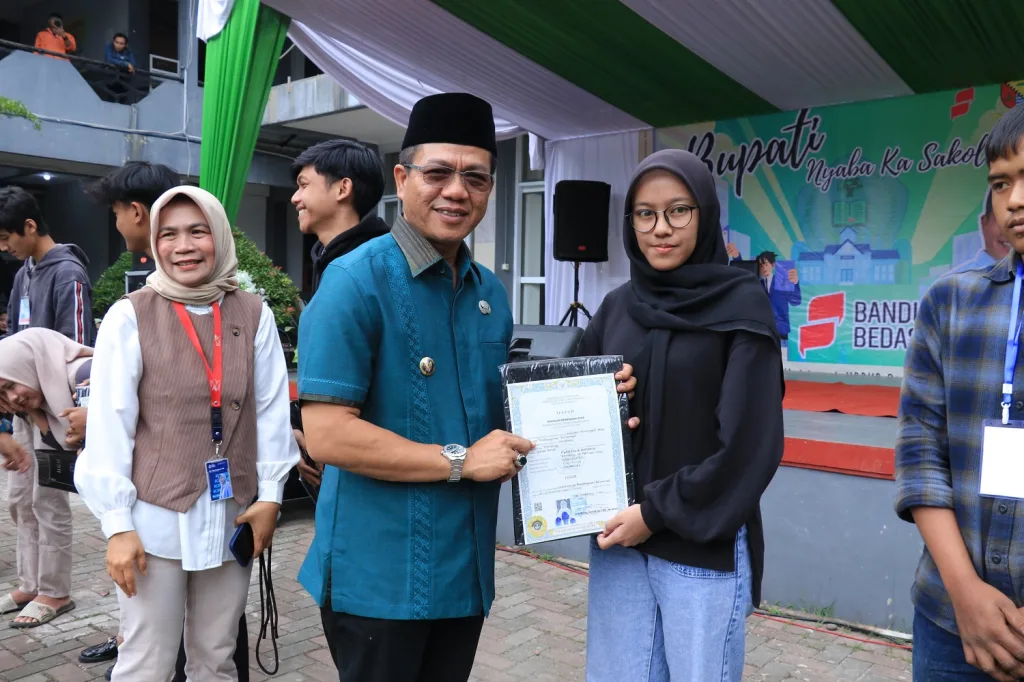 Kado Akhir Tahun 2024, Bupati Kang DS Bagikan Secara Gratis 8.305 Lembar Ijazah yang Tertahan di Sekolah