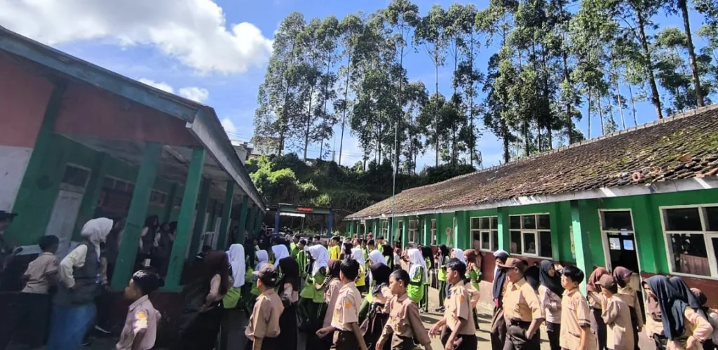 Mahasiswa KKN STAI Baitul Arqom Jadi Instruktur Senam Pagi Siswa SD