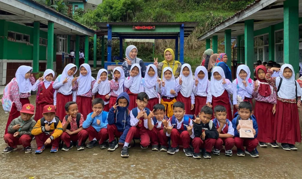 Mahasiswa KKN STAIBA Dampingi Siswa Kelas 1 SD Lancarkan Baca Tulis