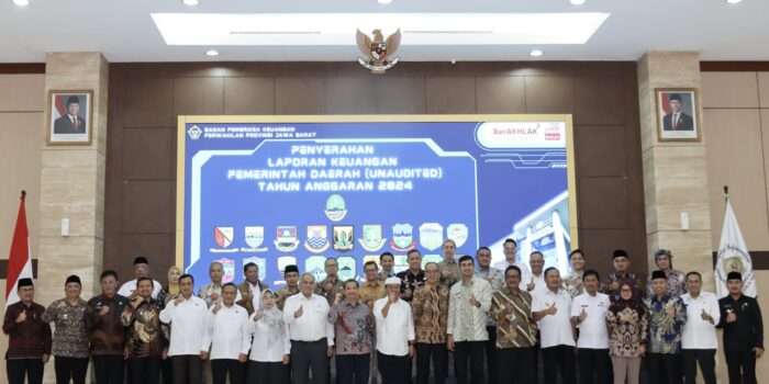 Sekda Herman Suryatman Serahkan LKPD Tahun 2024 kepada BPK RI