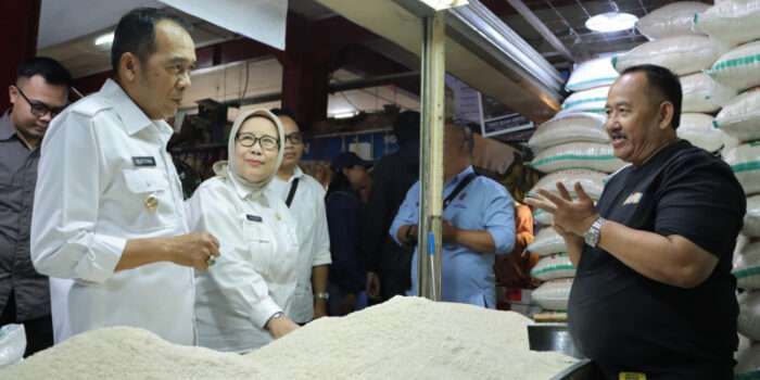 Menjelang Hari Raya Idul Fitri, Wali Kota Cimahi, Letkol (Purn.) Ngatiyana Sidak Harga Kebutuhan Pokok Masyarakat