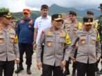 Wabup Bandung Ali Syakieb menyambut kehadiran Wakapolri Komjen Ahmad Dofiri yang mengecek kondisi arus mudik di kawasan jalur selatan Jawa Barat, Jumat (28/3/25).
