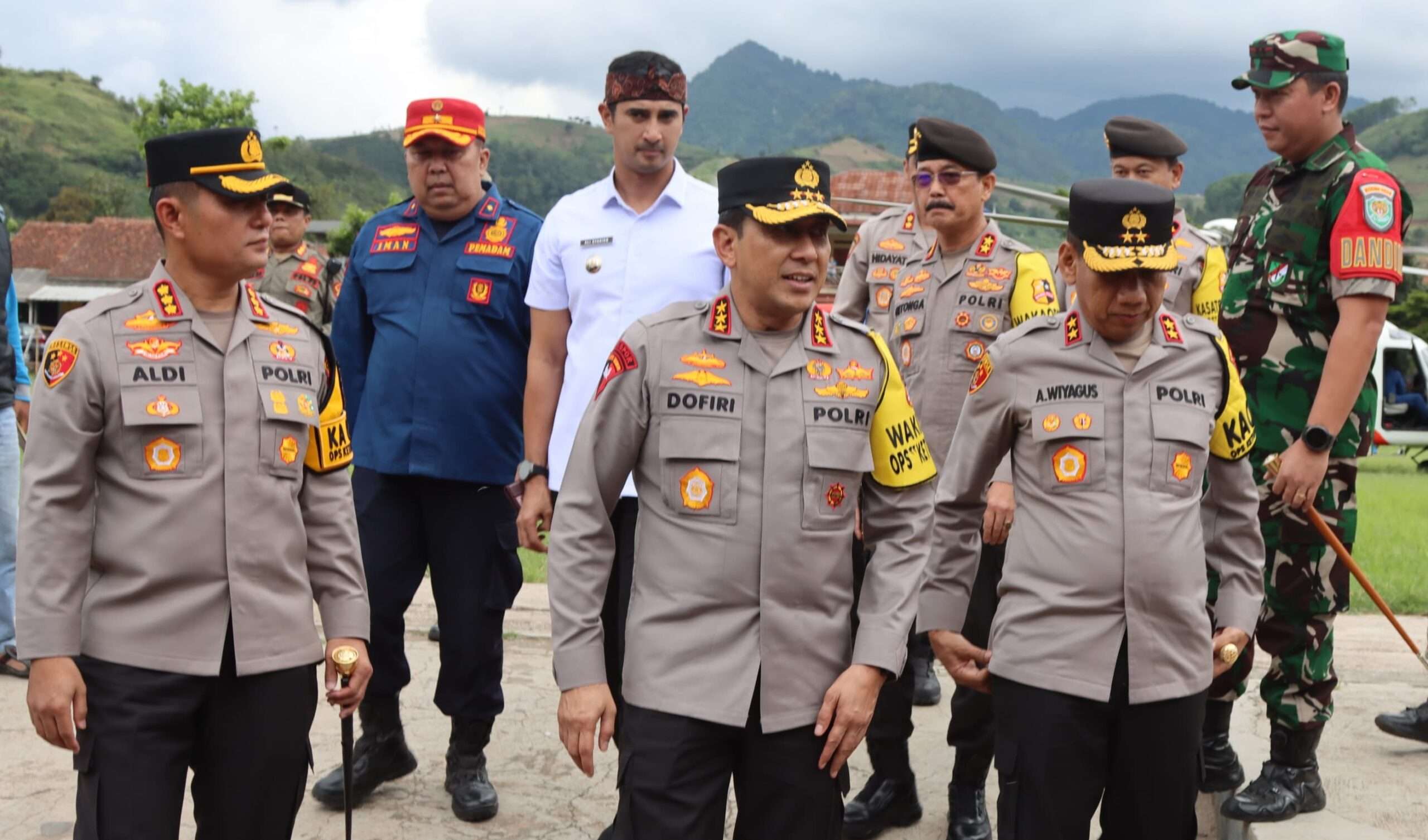 Wabup Bandung Ali Syakieb menyambut kehadiran Wakapolri Komjen Ahmad Dofiri yang mengecek kondisi arus mudik di kawasan jalur selatan Jawa Barat, Jumat (28/3/25).