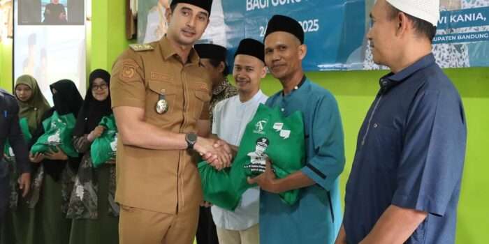 Bupati Bandung Bagikan Paket Sembako untuk 15.852 Guru Ngaji