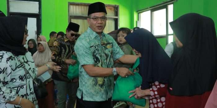 Terikat Kebiasaan, Bupati Kang DS Bagikan Lagi Ribuan Paket Sembako di Kampung Halaman