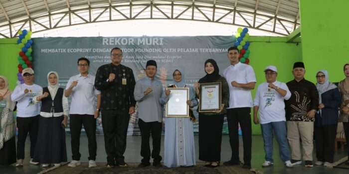 Pecahkan Rekor MURI 3.840 Anak Membatik Ecoprint, Sebuah Ide dari Bunda PAUD Kab Bandung Emma Dety
