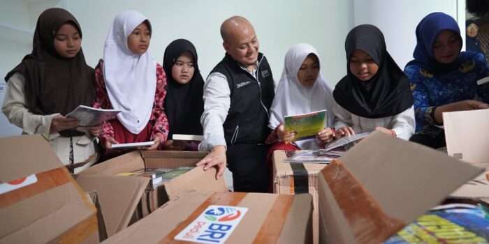 BRI RO Bandung Salurkan Bantuan Buku Program TJSL “Ini Sekolahku”  