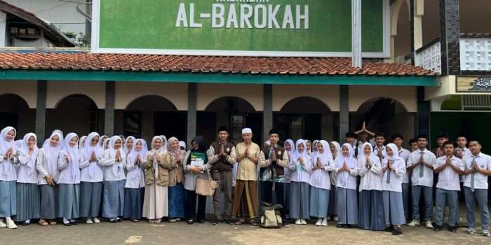 Mahasiswa PKM STAI Baitul Arqom Kabupaten Bandung Kunjungi Ponpes Al-Barokah Garut