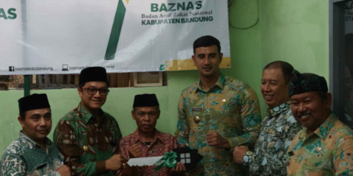 Baznas Kab Bandung Serahkan Kunci Rumah Layak Huni Warga Cibolerang