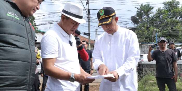 Bereskan Banjir Jalan Raya Laswi, Bupati Kang DS Terjun Langsung Dimulainya Normalisasi Sungai Cidawolong