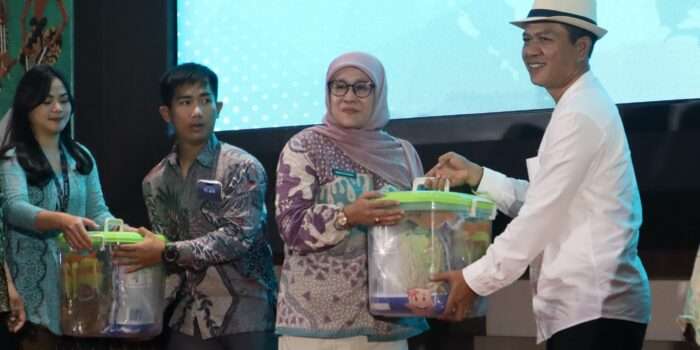 Realiasasi Program 100 Hari Kerja, Bupati Bandung Beri Apresiasi dan Sertifikasi 500 Pelaku Usaha