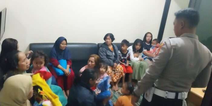 Polsek Nagreg Gercep Bantu Bencana Longsor, 2 Bangunan Ambruk 3 Korban Luka-luka 