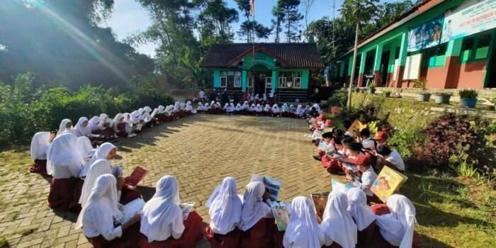 Semangat Gerakan Literasi di SDN Cisaat: Dari Sudut Baca hingga Harapan Prestasi