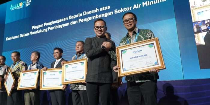 Perpamsi Nobatkan Bupati Bandung sebagai sebagai Kepala Daerah Inovatif untuk Pembiayaan Sektor Air Minum