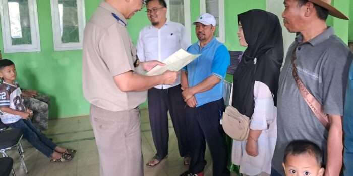 BPN Serahkan Ratusan Sertifikat Elektronik PTSL Gratis untuk Warga Ciparay