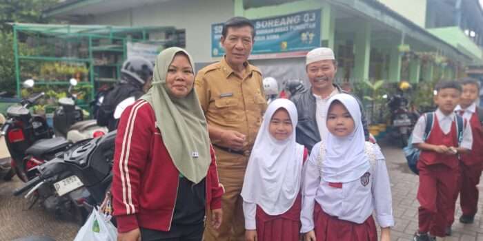Disdalduk PPA Kab Bandung Pantau Gerakan Ayah Antar Anak Hari Pertama Masuk Sekolah