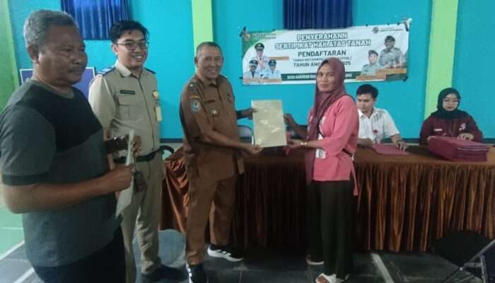 BPN Kab Bandung Bagikan Puluhan Sertifikat PTSL Milik Warga Ciparay