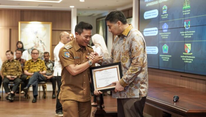 Masuk 3 Besar Daerah Terbaik Penganggaran Bidang Perumahan, Bupati Kang DS Raih Penghargaan dari Menteri PKP