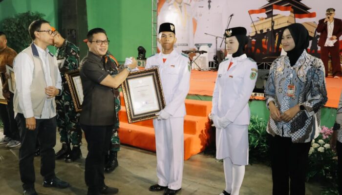 Peringatan HUT RI ke-80 Sukses, Bupati Kang DS Beri Beasiswa untuk Semua Petugas Upacara 