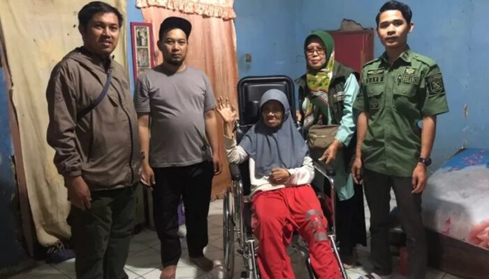 Anggota DPRD Kab Bandung Bantu Kursi Roda untuk Warga Jompo