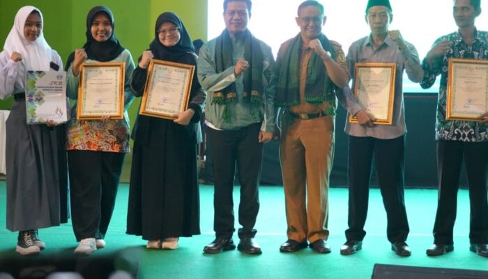 Bupati Kang DS Bagikan Ijasah Kepada 7.326 Siswa PKBM