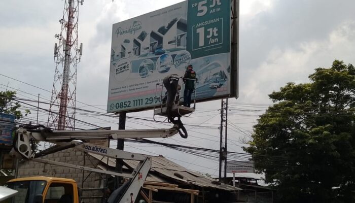 Satgas KPRP3 Kab Bandung Tertibkan Lagi Reklame Liar yang Dibangun Tanpa Uji Kelayakan Konstruksi